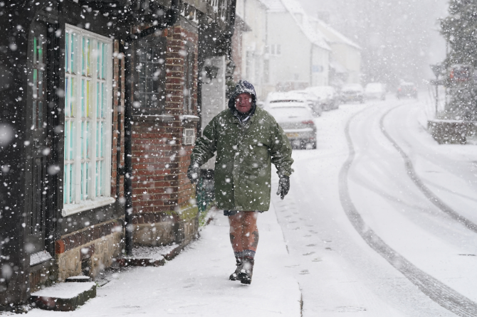 Households can get £25 as a cold weather payment if temperatures drop for a prolonged period